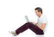 student schaut auf sein laptop