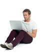 student arbeitet konzentriert am laptop