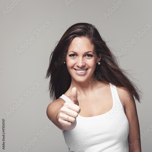 Photo: Sportliche Frau mit Daumen hoch Sportliche Frau mit Daumen hoch