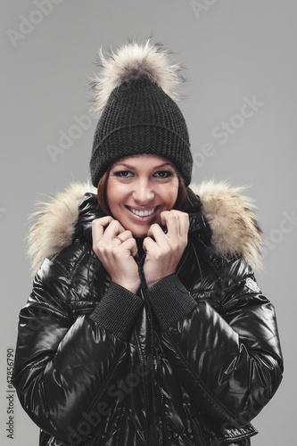 Photo: Frau mit Winterjacke Frau mit Winterjacke