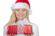 frau schaut erwartungsvoll auf weihnachtsgeschenk
