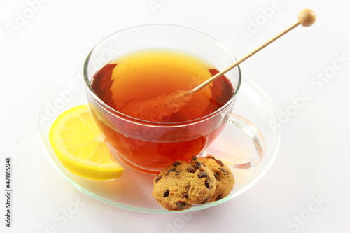 Photo: Schwarzer Tee mit Zitrone und Kandis im Tee Schwarzer Tee mit Zitrone und Kandis im Tee