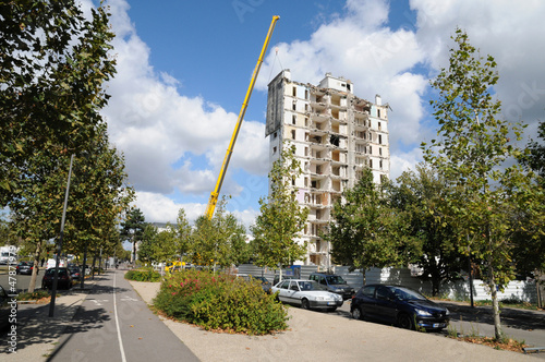 Photo: demolition of an old tower in Les mureaux demolition of an old tower in Les mureaux