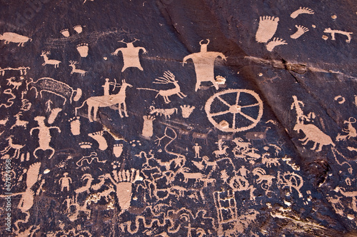 Photo: Newspaper Rock, pétroglyphes à Canyonlands - Moab, Utah USA Newspaper Rock, pétroglyphes à Canyonlands - Moab, Utah USA