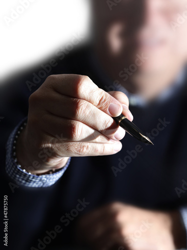 Photo: mano pronta a firmare mano pronta a firmare