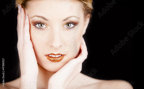 Photo: Ragazza bionda makeup sguardo glitter Ragazza bionda makeup sguardo glitter