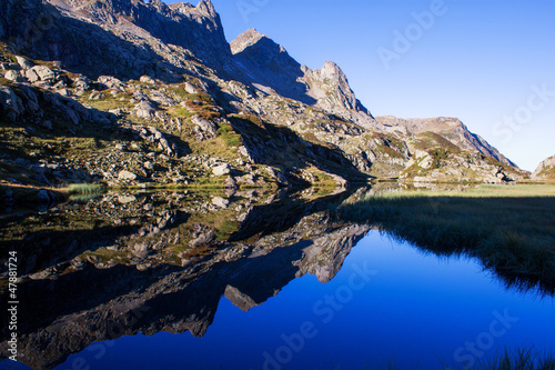 Photo: Lac de montagne et reflet Lac de montagne et reflet