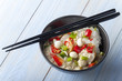 Grünes Thai Curry mit Huhn in einer Schüssel