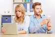 Paar mit Smartphone und Tablet PC