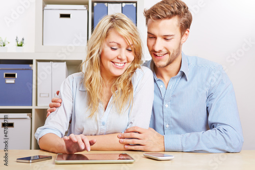 Photo: Paar mit Tablet Computer und Smartphones Paar mit Tablet Computer und Smartphones