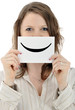 Junge Frau mit Smiley-Schild