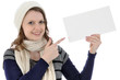 Junge Frau in Winterkleidung hält leeres Schild