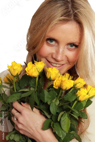 Photo: junge Frau mit gelben Rosen junge Frau mit gelben Rosen