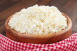 Foto: cottage cheese in rustic wooden plate cottage cheese in rustic wooden plate