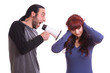 Mann mit Megaphon schreit Frau an