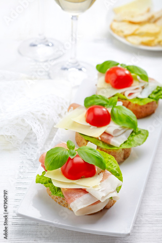 Photo: Sandwich with prosciutto, parmesan cheese and tomato Sandwich with prosciutto, parmesan cheese and tomato