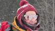 Schneeschuhwanderin auch bei großer Kälte gut gelaunt