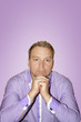 Foto: Man dressed in purple shirt on purple background Man dressed in purple shirt on purple background