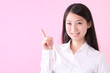案内する若い女性