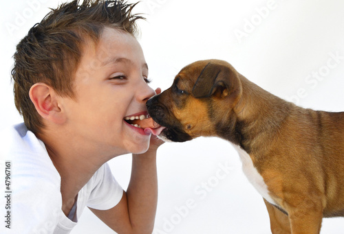 Photo: Kind mit welpe Kind mit welpe