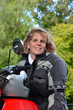Blonde Frau mit Motorrad