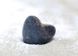 coeur de pierre dans le sable fin