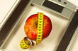 Personenwaage mit Apfel und Maßband