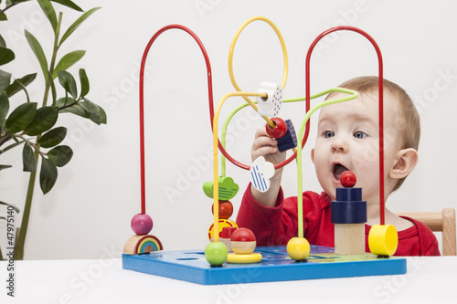 Photo: Kleinkind beim spielen Kleinkind beim spielen