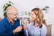 paar stößt mit sekt an