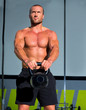 Foto: Crossfit Kettlebells swing exercise man workout Crossfit Kettlebells swing exercise man workout