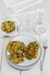 Gedeck mit Zucchini Pfannkuchen.