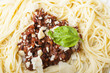 Spaghetti mit Sauce Bolognese und Basilikum