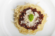 Spaghetti mit Sauce Bolognese und Basilikum