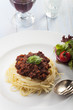 Spaghetti mit Sauce Bolognese und Basilikum