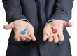 Foto: Manos de un ejecutivo sujetando dos llaves,concepto de negocios. Manos de un ejecutivo sujetando dos llaves,concepto de negocios.