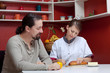 Photo: pflegerin und patient beim gespräch pflegerin und patient beim gespräch