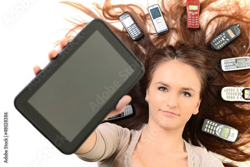 Photo: femme avec une tablette tactile femme avec une tablette tactile