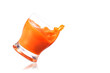 Kippendes Orangensaft-Glas