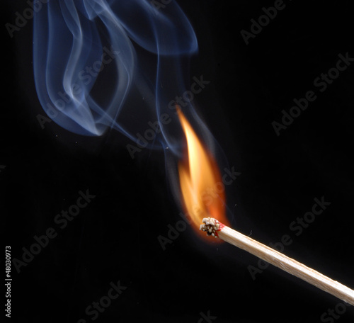 Photo: Encendiendo un cerillo,fósforo encendido en fondo negro. Encendiendo un cerillo,fósforo encendido en fondo negro.