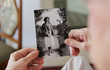 Seniorin mit altem Foto aus ihrer jugend 