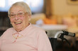 Porträt einer Seniorin mit Brille 
