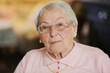 Porträt einer Seniorin mit Brille 