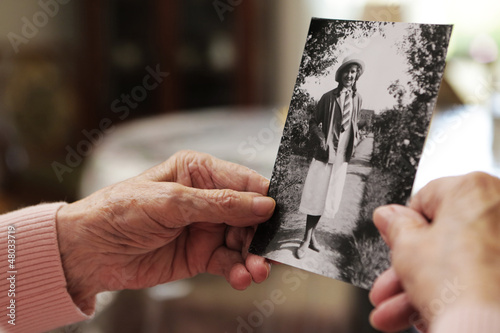 Photo: Seniorin mit altem Foto aus ihrer jugend Seniorin mit altem Foto aus ihrer jugend