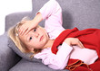 krankes Mädchen auf der Couch