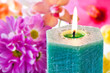 Duftkerze und Blumen