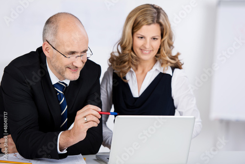 Photo: geschäftsleute schauen auf laptop geschäftsleute schauen auf laptop
