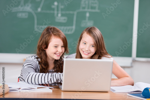 Photo: schülerinnen lernen mit laptop schülerinnen lernen mit laptop