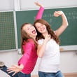 mädchen haben spaß in der schule