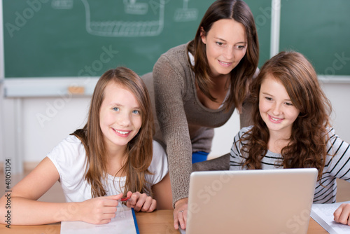 Photo: lehrerin erklärt etwas am laptop lehrerin erklärt etwas am laptop