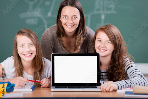 Photo: schüler und lehrerin mit laptop schüler und lehrerin mit laptop